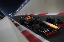 Verstappen behúzta az év utolsó időmérőjét, de Norris közelebb a vb-címhez