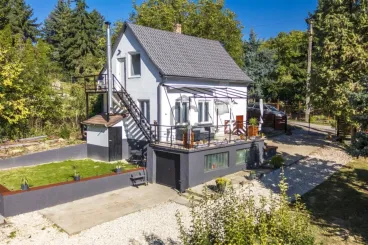 A város, ahova kitették a megtelt táblát, de van egy kiskapu