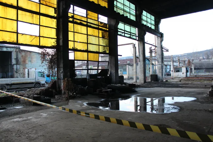 Az egykori öntöde, a gyár emblematikus termékéről, a csapról készült szobor és az épületbejárás nyomai az egykori öltöző falán – Fotók: Zsizsmann Erika / Transtelex