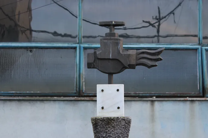 Az egykori öntöde, a gyár emblematikus termékéről, a csapról készült szobor és az épületbejárás nyomai az egykori öltöző falán – Fotók: Zsizsmann Erika / Transtelex