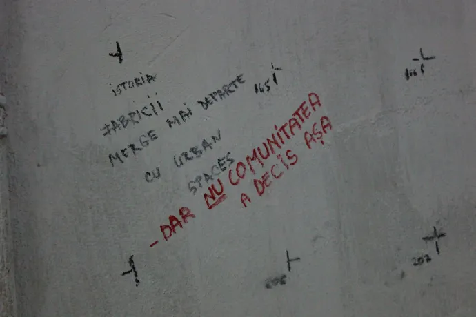 Az egykori öntöde, a gyár emblematikus termékéről, a csapról készült szobor és az épületbejárás nyomai az egykori öltöző falán – Fotók: Zsizsmann Erika / Transtelex