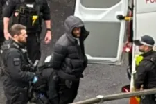 Összebalhézott két csoport a londoni Heathrow repülőtéren, előkerült a gázspray