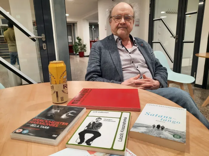 Lucas Cejpek maga is író, Krasznahorkai német kiadásaiból pedig egész kis gyűjteménye van – Fotó: Vincze Barbara / Telex