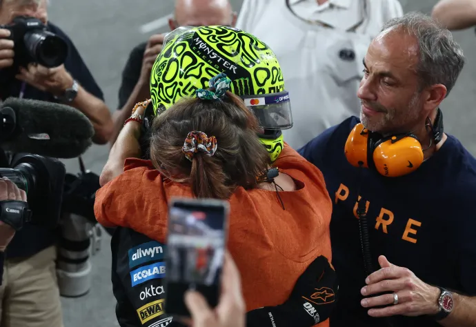 Lando Norris szüleivel ünnepli világbajnoki címét – Fotó: Jakub Porzycki / Reuters