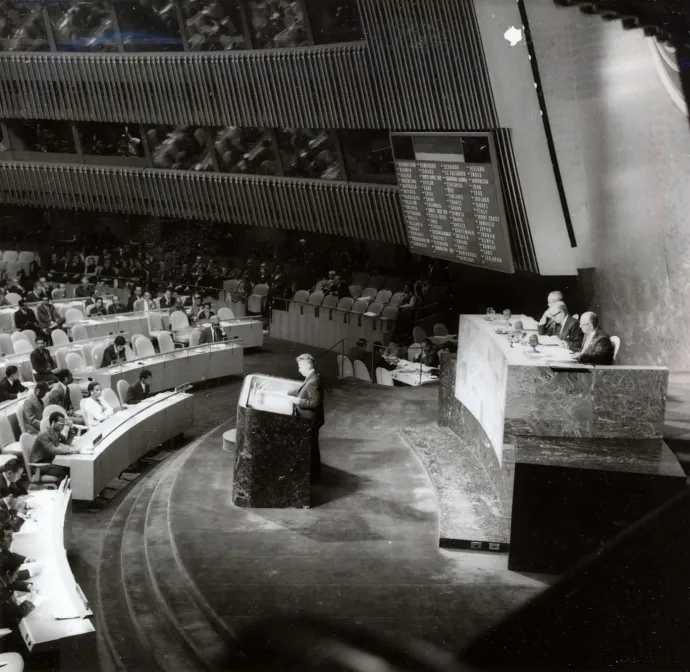 Nicolae Ceauşescu ismerteti felszólalását az ENSZ éves ülésszakán 1970 októberében – Fotó: IICMER