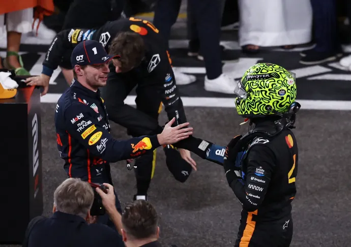 Max Verstappen gratulál világbajnoki riválisának, Lando Norrisnak a futam után – Fotó: Amr Alfiky / Reuters