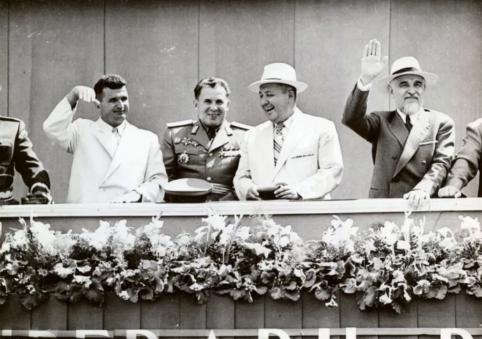 Augusztus 23-i ünnep alkalmával integet Ceaușescu a tribünről 1958-ban – Fotó: IICMER