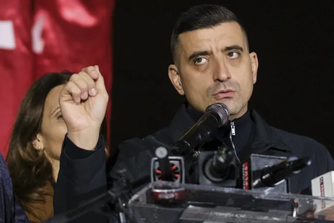 Az eredményvárón George Simioné a mikrofon, Anca Alexandrescu a háttérben – Fotó: Alex Nechez / Inquam Photos