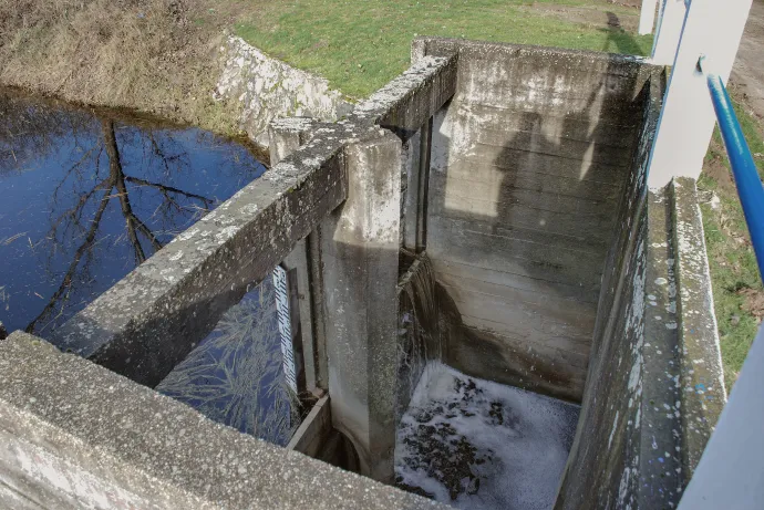 Az összegyűlt talajvíz folyik át a zsilipen a Duna–Tisza közi Homokhátságról a Tisza felé a Dorozsma–Majsai-főcsatornában december elején – Fotó: Móra Ferenc Sándor / Telex