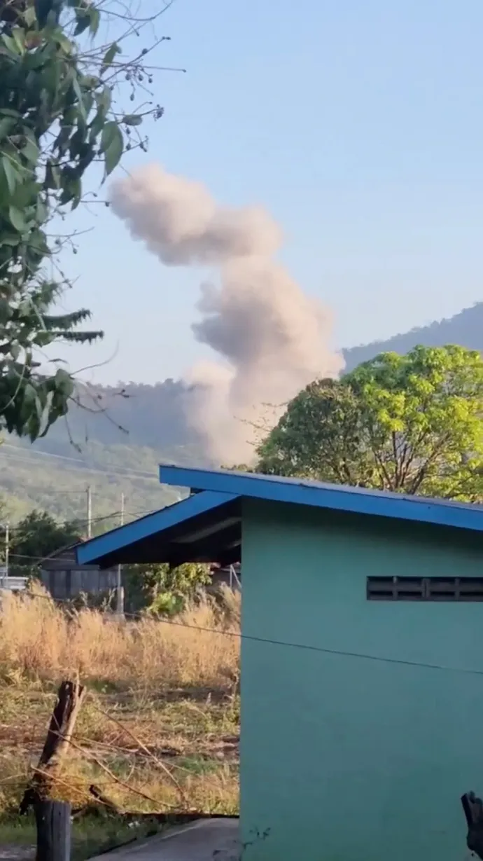 Füst száll fel egy videófelvételen, miután a thai hadsereg támadást intézett az Oddar Meanchey tartománybeli kambodzsai határterület ellen – Fotó: Social Media