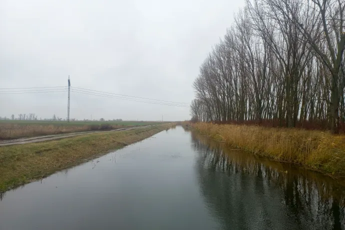 Pandur Gábor, Drágszél polgármestere a drágszéli zsilipnél, illetve a csatorna egy szakasza – Fotó: Fehér János / Telex