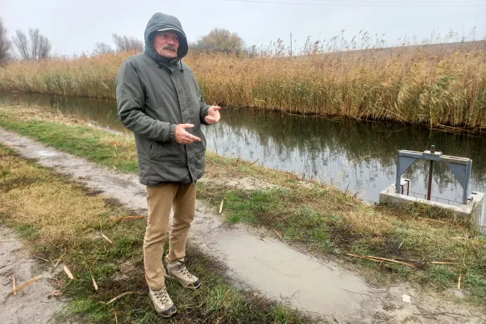 Pandur Gábor, Drágszél polgármestere a drágszéli zsilipnél, illetve a csatorna egy szakasza – Fotó: Fehér János / Telex