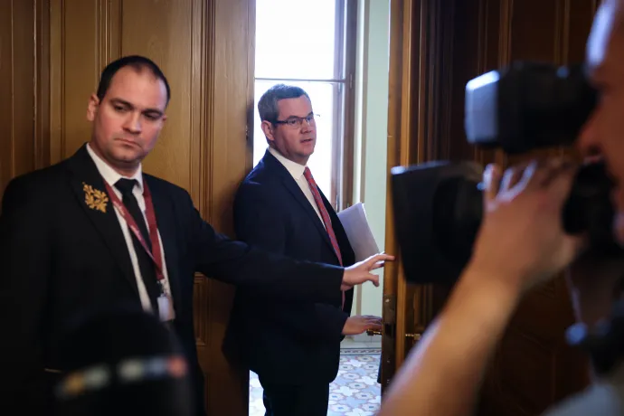 Takács Péter elhagyja az üléstermet – Fotó: Huszti István / Telex