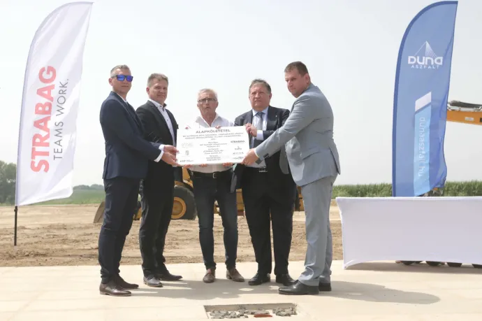 Az biztos, hogy Lázár János megint nekimenne valakinek, már csak az a kérdés: Szíjj Lászlónak vagy a Strabagnak?