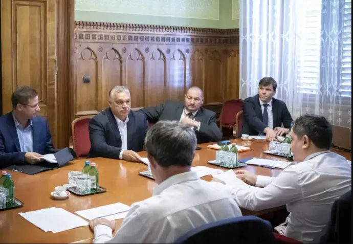 Government officials and MVM executives at a meeting convened in Parliament on July 19, 2022, to discuss the energy crisis and the protection of utility price reductions – Photo: Benko Vivien Cher / Prime Minister's Press Office/ MTI