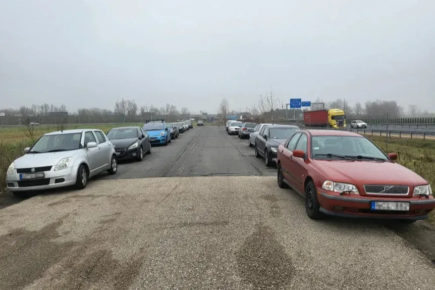 Commuters set up their own P+R parking lots along Hungary’s western border – Forrás: Telex.hu
