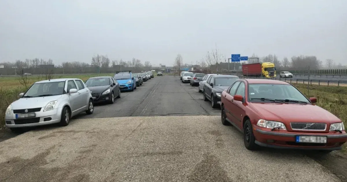 Commuters set up their own P+R parking lots along Hungary's western border