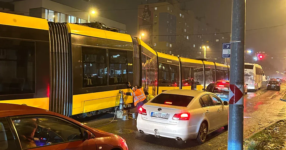 Kisiklott az 1-es villamos a Hengermalom útnál