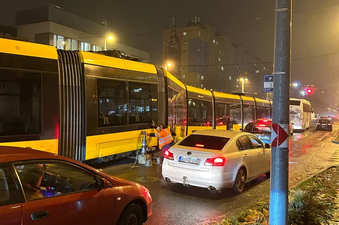 Kisiklott az 1-es villamos a Hengermalom útnál