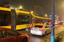 Kisiklott az 1-es villamos a Hengermalom útnál