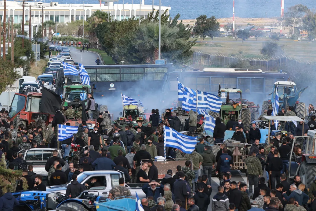 Elfoglalt repülőtér, útzárak, összecsapás a rendőrökkel – eldurvult a gazdák tüntetése Krétán