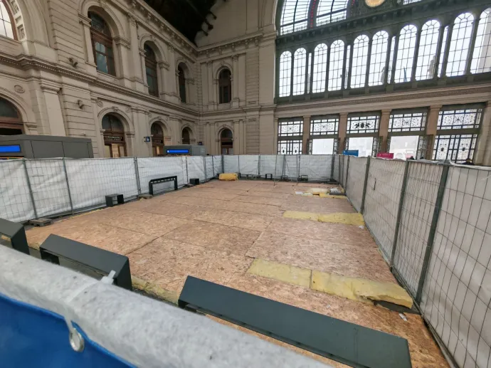 A befedett üvegfödém, 2025. december 8-án – Fotó: Német Tamás / Telex