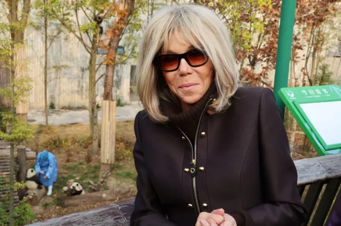 Videóra vették, ahogy Macron felesége ribancként emleget akciózó feministákat