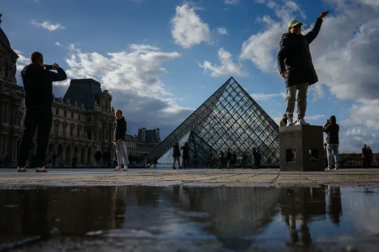 Megroggyant födém, csőtörés, sztrájk – nem átok ül a Louvre-on, hanem kibuggyannak a problémák