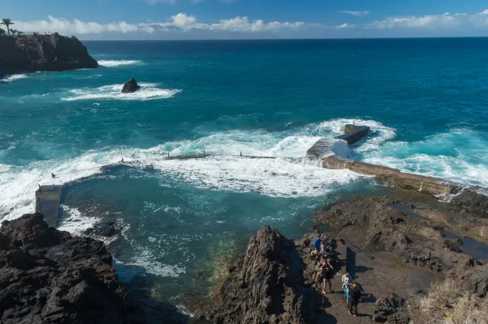 Négy turista meghalt Tenerifén, amikor egy természetes medencéből elsodorta őket az óceán