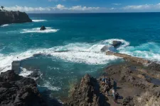 Négy turista meghalt Tenerifén, amikor egy természetes medencéből elsodorta őket az óceán