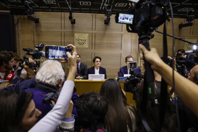 Laurence des Cars, a Louvre igazgatója a francia szenátus kulturális bizottságának meghallgatásán 2025. október 22-én – Fotó: Yoan Valat / EPA / MTI