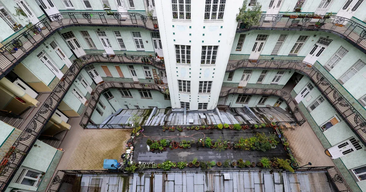 L. Simon László vitába keveredett a Gutenberg-ház lakóival, ezért módosítani akarja a társasházi törvényt