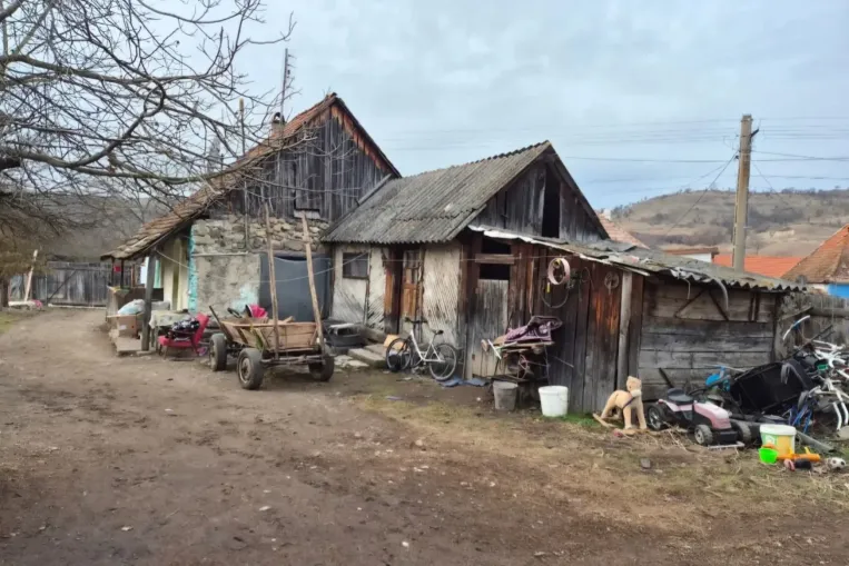 Egy üzenet változtatta meg az életét, székelyföldi mélyszegény romák támasza lett egy facebookozó anyuka