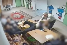 Juhász Péter közzétette a videókat, amelyeken a Szőlő utcai javítóintézet megbízott igazgatója asztalhoz vág egy gyereket