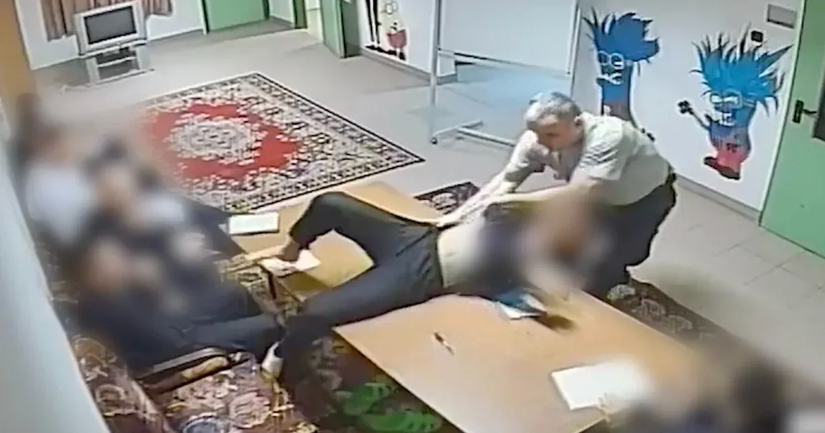 Juhász Péter közzétette a videókat, amin a Szőlő utcai javítóintézet megbízott igazgatója asztalhoz vág egy gyereket