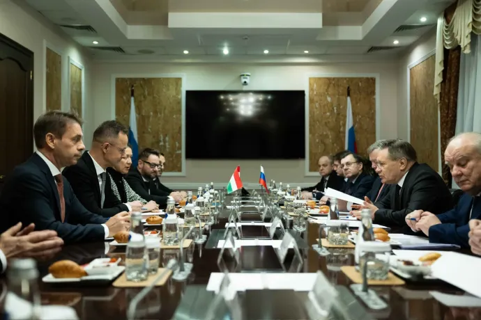 Szijjártó Moszkvából jelentette be, hogy Pakson leöntöttünk 500 négyzetméternyi szerelőbetont