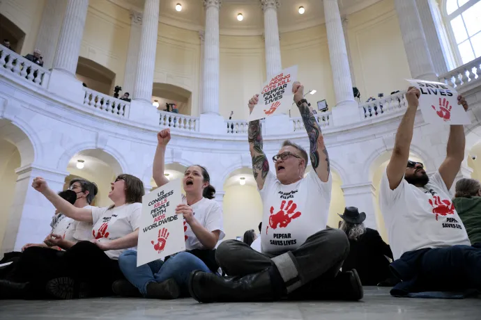 Tüntetők, köztük néhány korábbi PEPFAR- és USAID-alkalmazott, tiltakoznak egy szövetségi kormányzati épületben Washingtonban. Azt követelték, hogy a kongresszus álljon ki Donald Trump elnök és a DOGE ellen – Fotó: Chip Somodevilla / Getty Images