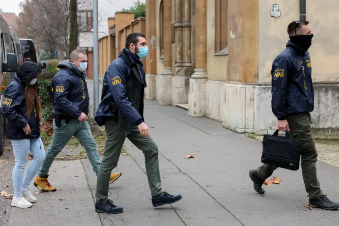 Az NNI nyomozói érkeznek a javítóintézetbe és rendőrségi busz az intézet udvarán – Fotó: Bődey János / Telex