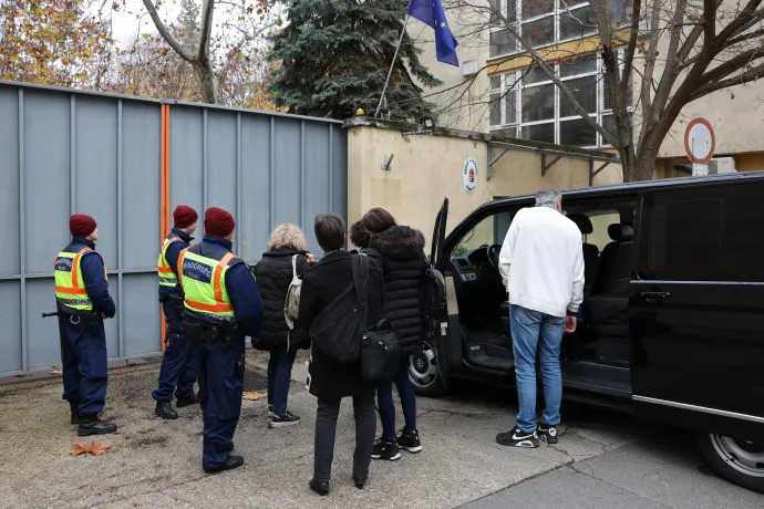 Az NNI nyomozói érkeznek a javítóintézetbe, rendőrségi busz az intézet udvarán és egy fekete kisbusz a kapu előtt – Fotó: Bődey János / Telex