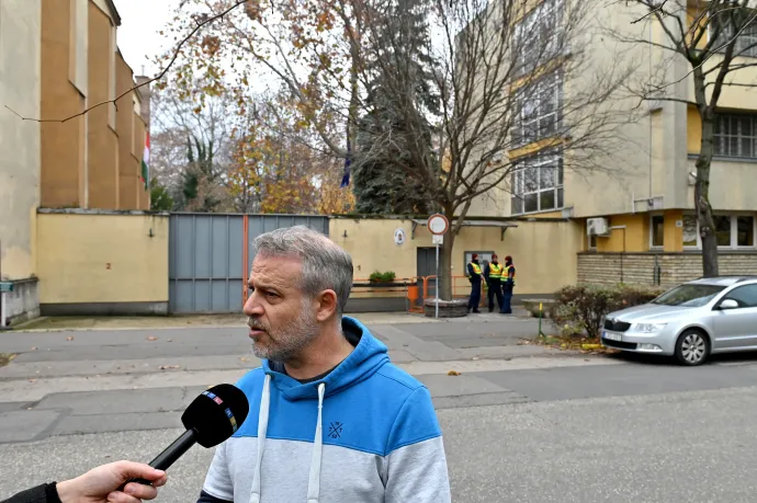 Juhász Péter nyilatkozik a javítóintézet előtt – Fotó: Alföldi Dániel István / Telex