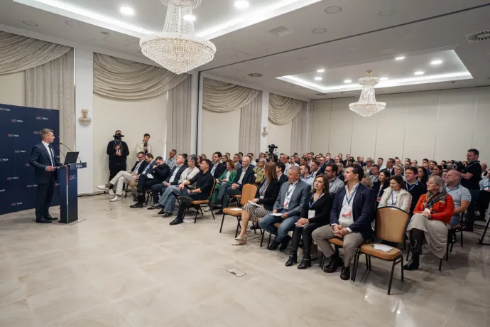 Magyar Péter: Orbán Viktor lett mára a világ legnagyobb álhírgyárosa, mindent hamisít