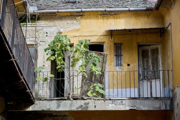 A Napoleon-ház 2015-ben, a második képen pedig az azóta beszakadt tető – Fotó: Kósa Roland / Facebook