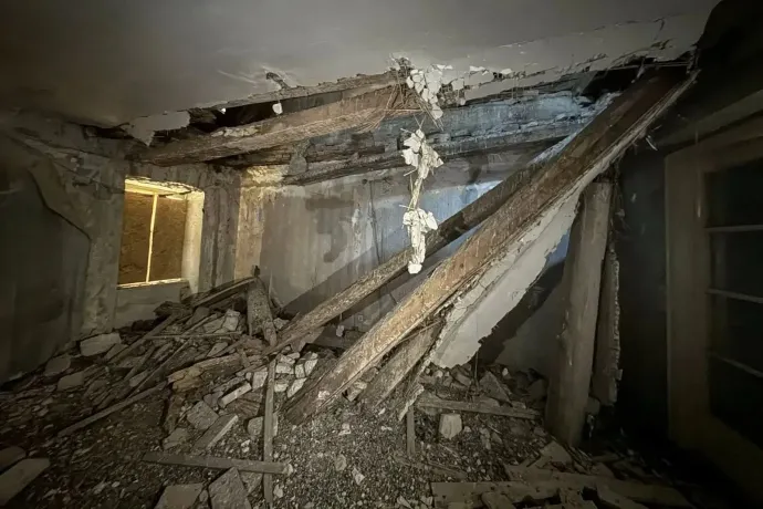 A Napoleon-ház 2015-ben, a második képen pedig az azóta beszakadt tető – Fotó: Kósa Roland / Facebook