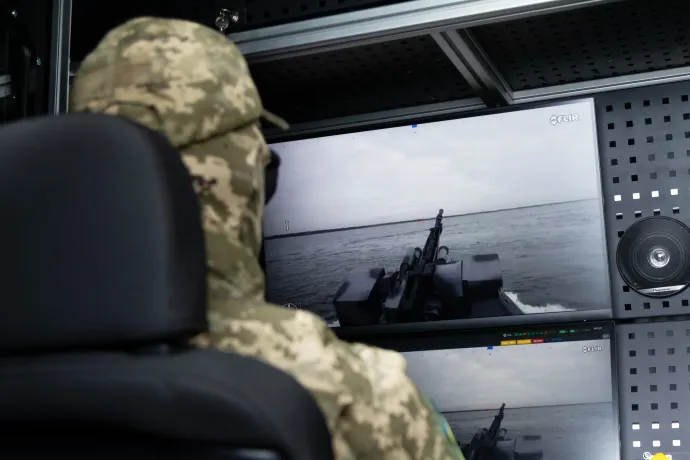 Az Ukrán Biztonsági Szolgálat katonája a Sea Baby többcélú pilóta nélküli felszíni jármű bemutatóján 2025. október 17-én – Fotó: Kyrylo Chubotin / Ukrinform / NurPhoto / AFP