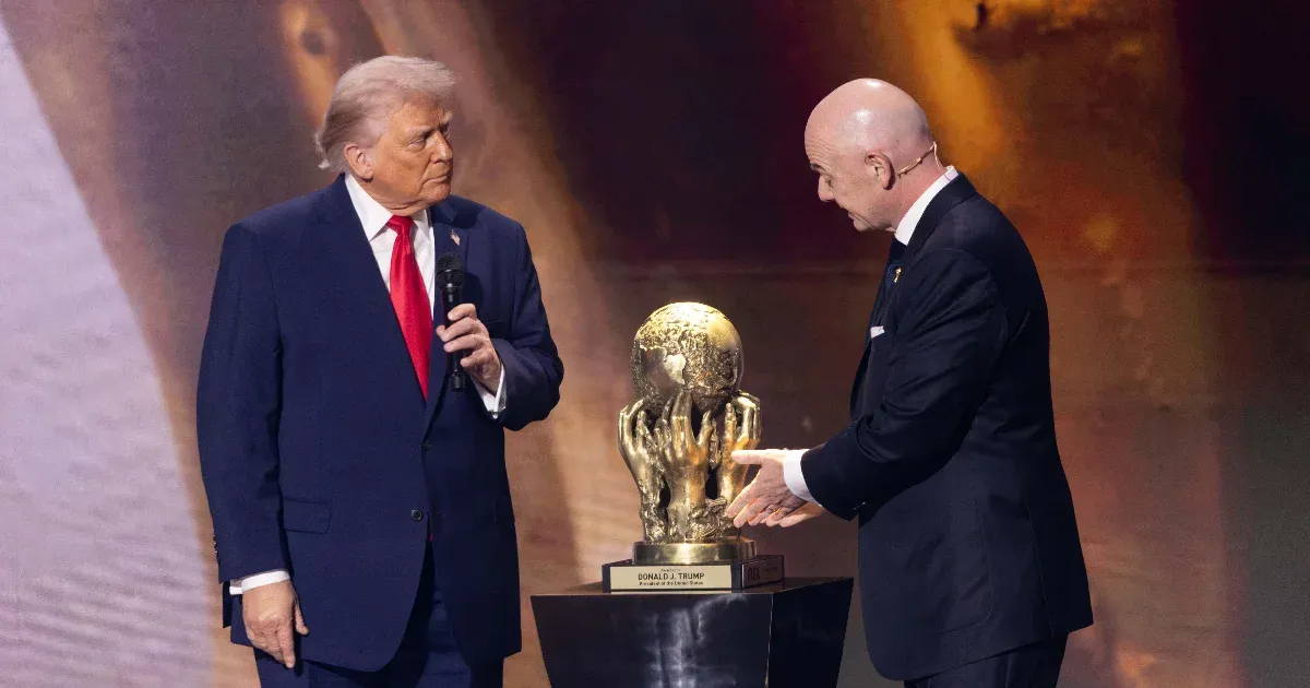 Panaszt tettek a FIFA-elnökre, mert megszegte a szervezet alapszabályát a politikai semlegességről