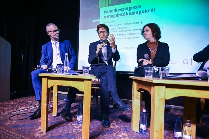 Martin József Péter, a TI Magyarország ügyvezető igazgatója, Zsiday Viktor befektetési szakember és Zeisler Judit, a TI Magyarország szakpolitikai vezetője a magántőkealapokról szóló beszélgetésen december 9-én – Fotó: Isza Ferenc