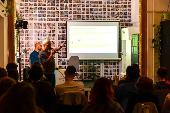 Vizauer T. Csaba röviden elmagyarázza, mit is kell tudni a természetvédelmi területekről – Fotó: Farkas Kriszta / Transtelex