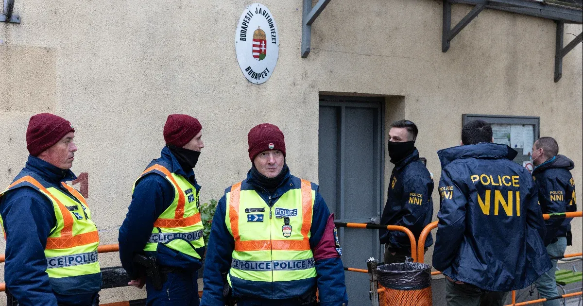 Fiatalokat is meghallgattak, nem mondták a rendőrök, miért nyomoznak – ilyen volt a keddi akció a Szőlő utcai javítóintézetben