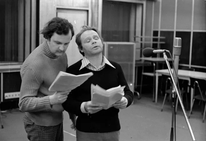 Balázs Péter és Harkányi Endre színművészek 1975-ben, a Magyar Rádió stúdiójában – Fotó: Szalay Zoltán / Fortepan