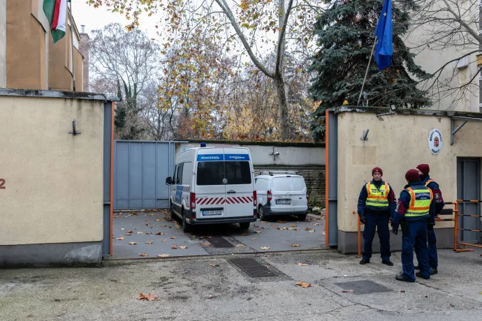 Rendőrök a Szőlő utcai javítóintézet épületénél 2025. december 9-én – Fotó: Bődey János / Telex